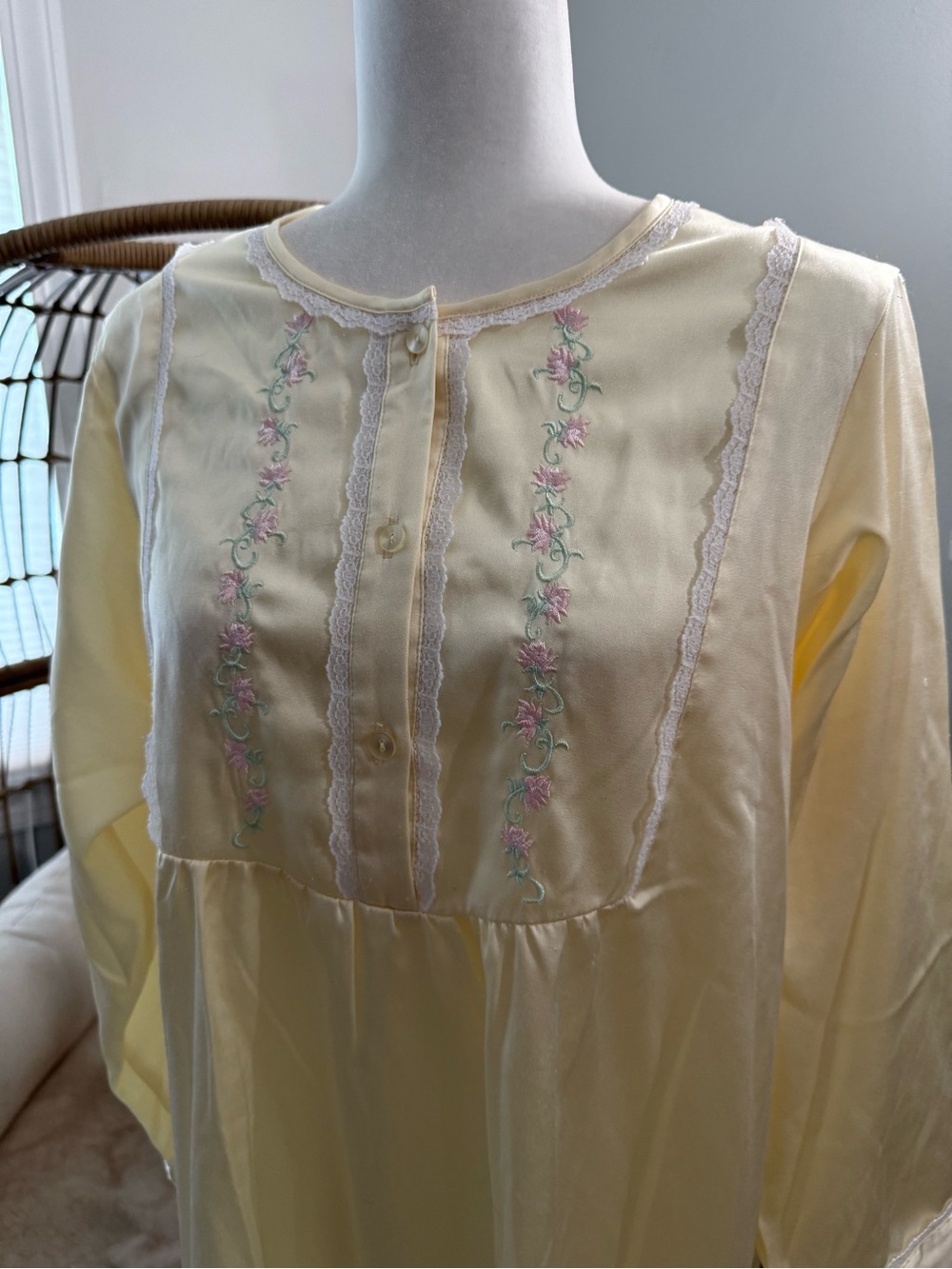 Vintage Jones New York Medium Yellow Floral Embroidered Lace Nightgown